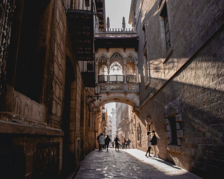 Barcelone, entre auberges animées et vie de quartier