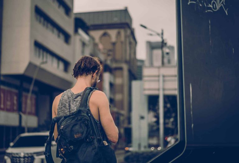 Voyage solo et confiance en soi : un lien direct