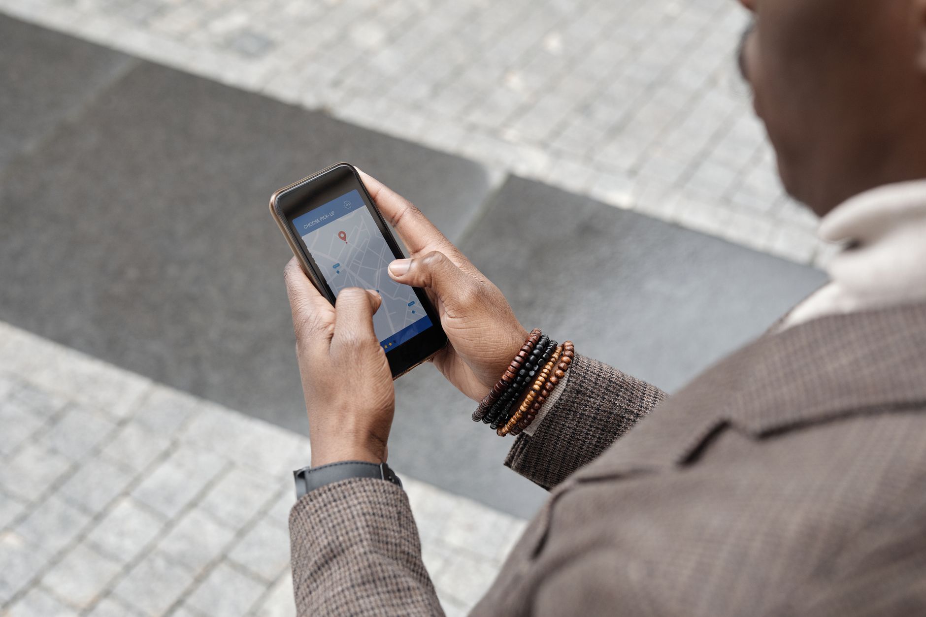 Le smartphone, meilleur allié du voyageur solo